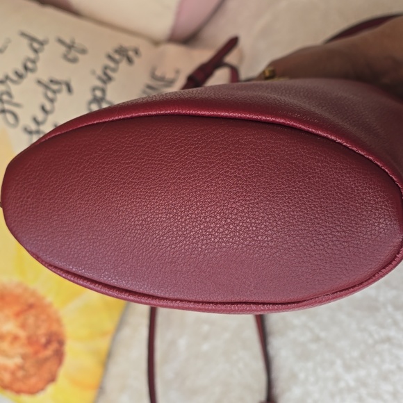 Fossil Elegant Red Leather Bucket Style Crossbody Shoulder Bag - Picture 9 of 14